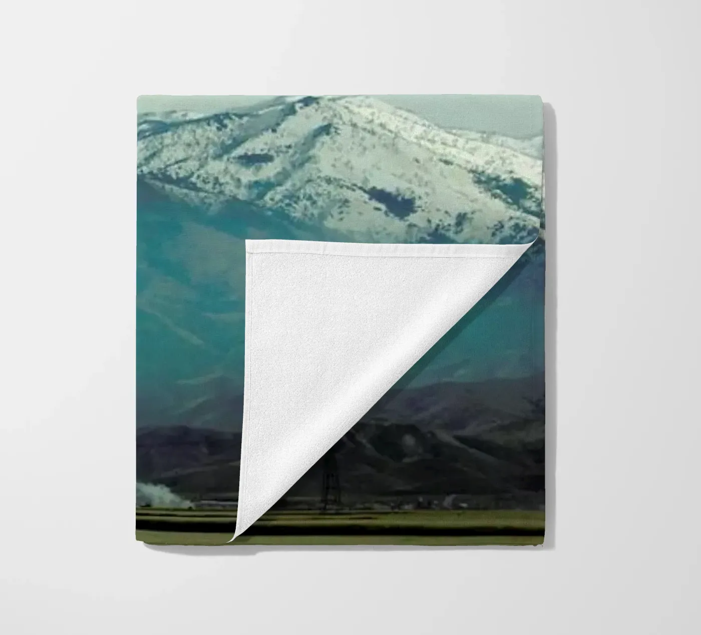 A broken frame strandhanddoek van Nicolas Messaritis