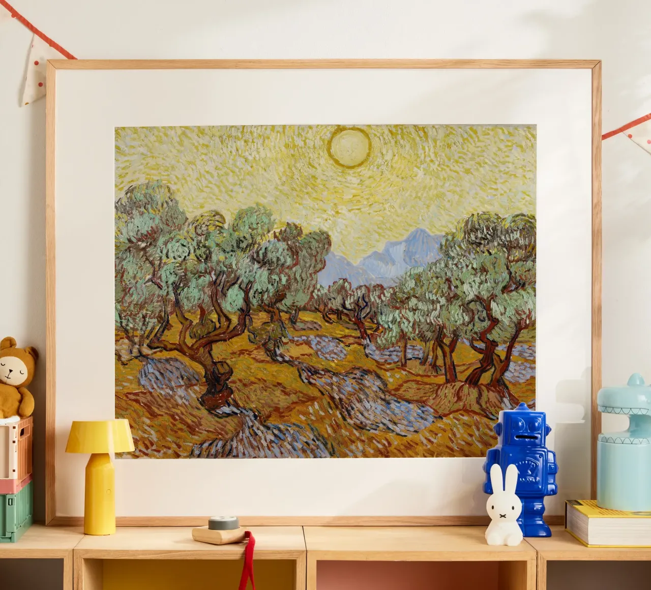Vincent Van Gogh - Alberi di ulivo con cielo e sole giallo poster con telaio in plastica da Timeless Artworks