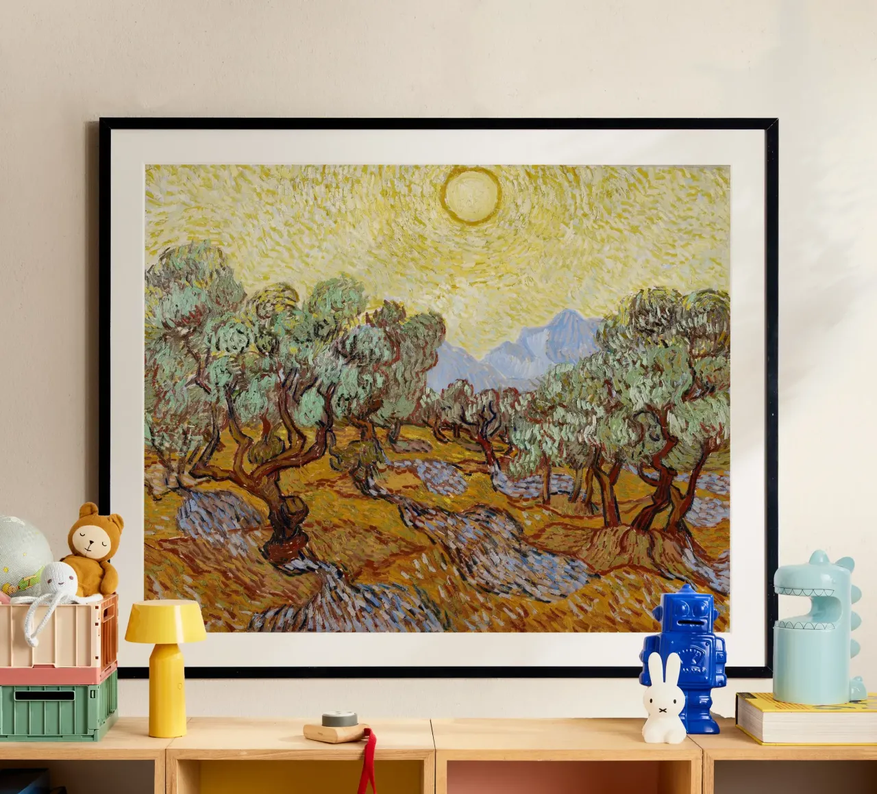 Vincent Van Gogh - Alberi di ulivo con cielo e sole giallo poster con telaio in plastica da Timeless Artworks