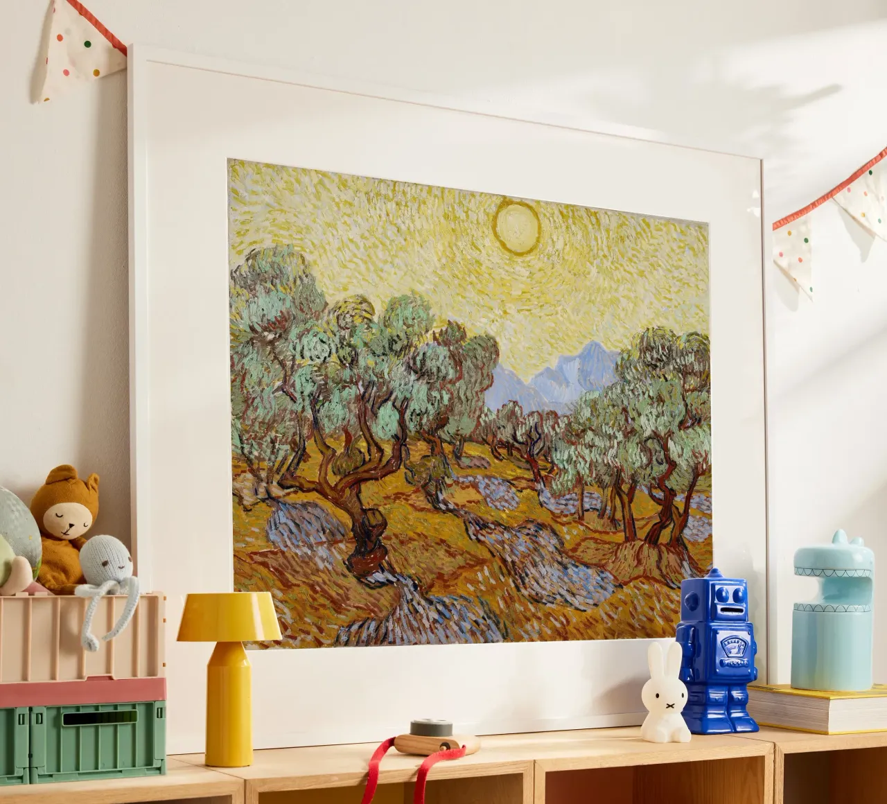 Vincent Van Gogh - Alberi di ulivo con cielo e sole giallo poster con telaio in plastica da Timeless Artworks