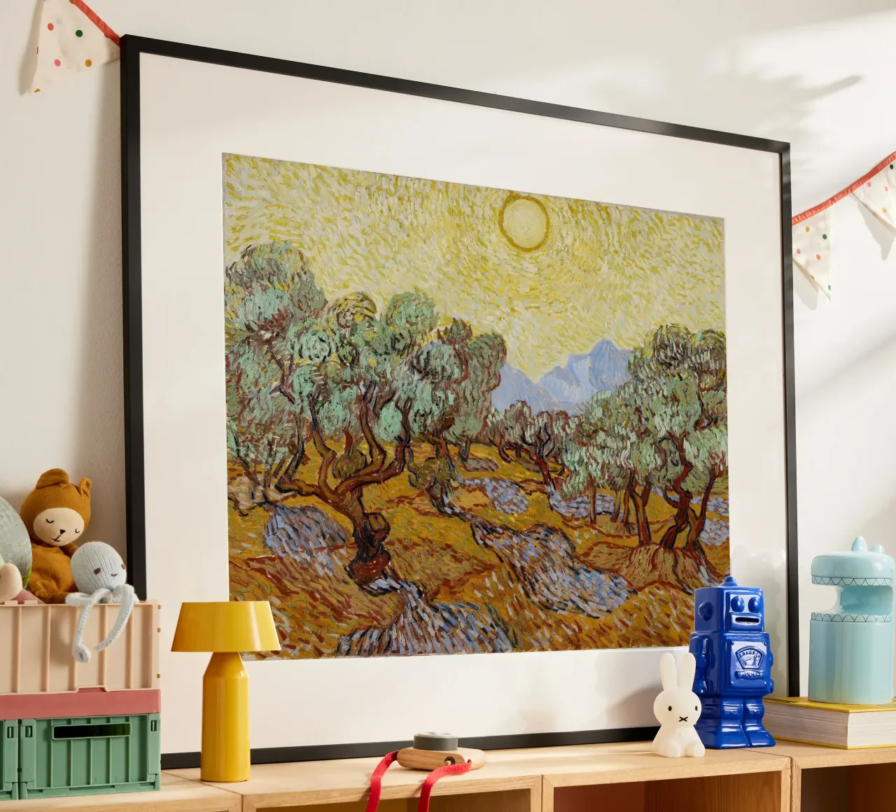 Vincent Van Gogh - Alberi di ulivo con cielo e sole giallo poster con telaio in plastica da Timeless Artworks