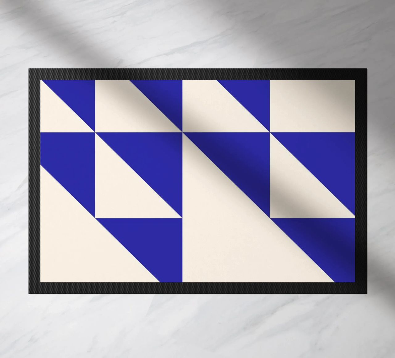 Blue Serenity | Abstract Bauhaus-Inspired Print felpudo de PrintCessStudio