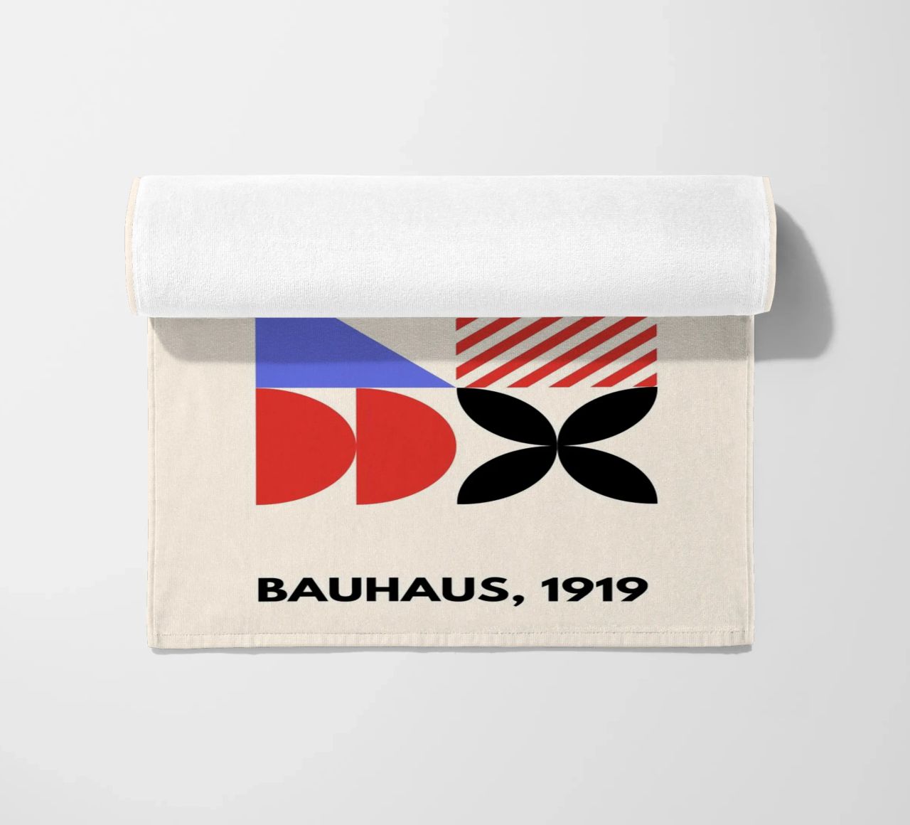 Bauhaus Shapes | Blue, Red & Black Abstract Art Print toalla de playa de PrintCessStudio
