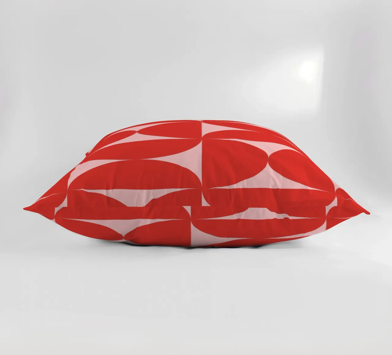 Sharp Shapes | Bold Pink & Red 70s-Inspired Art Print cojín de PrintCessStudio