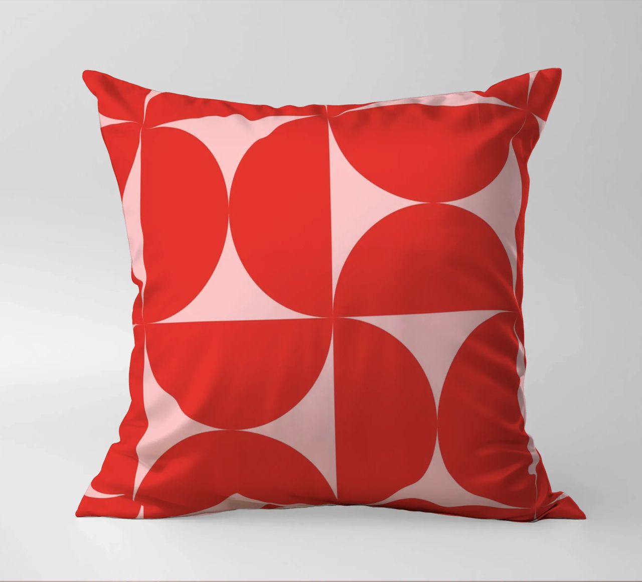 Sharp Shapes | Bold Pink & Red 70s-Inspired Art Print cuscino da PrintCessStudio