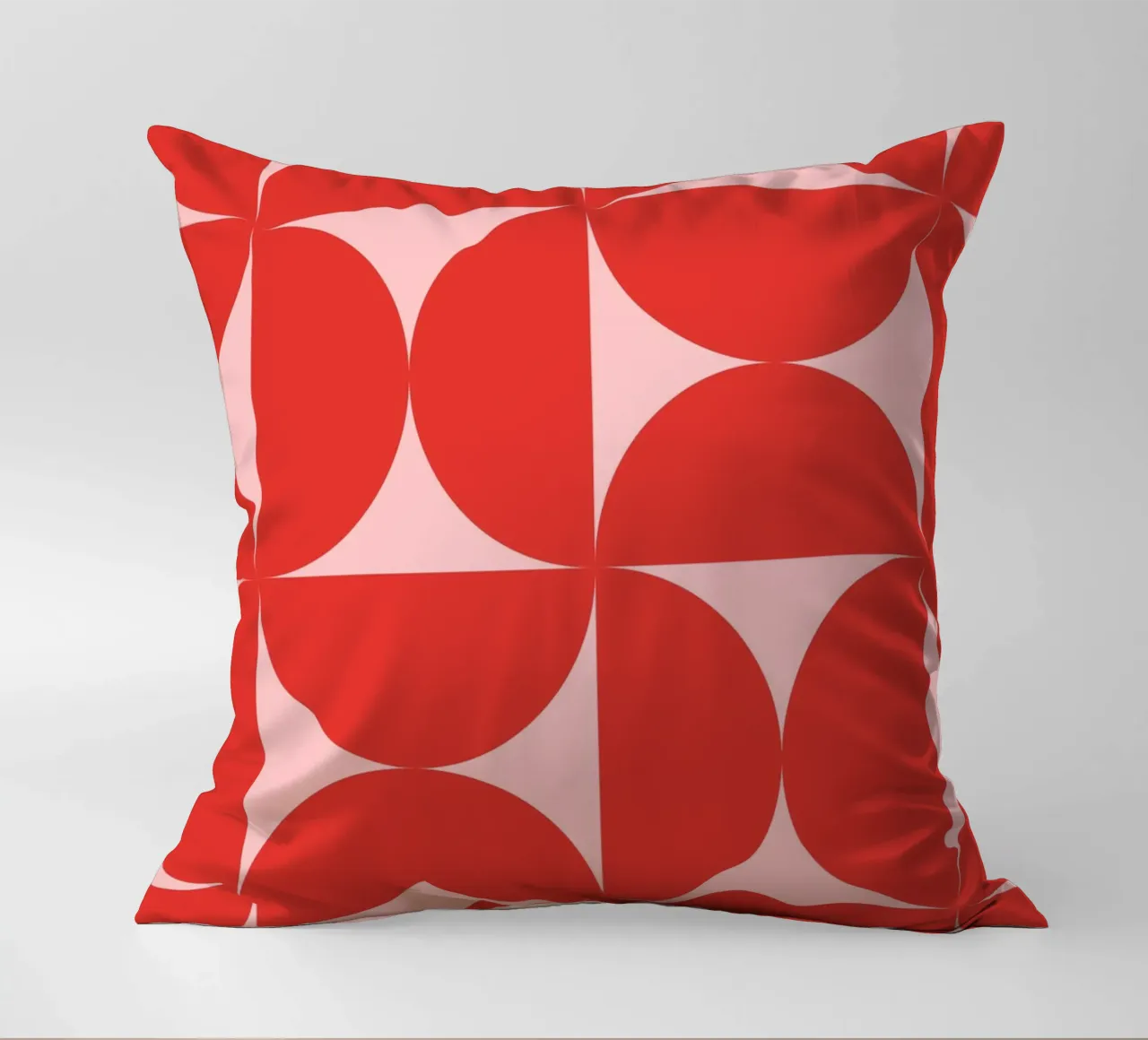 Sharp Shapes | Bold Pink & Red 70s-Inspired Art Print cojín de PrintCessStudio
