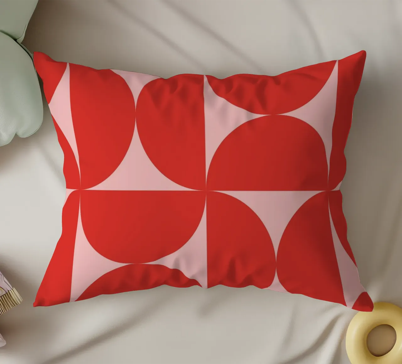 Sharp Shapes | Bold Pink & Red 70s-Inspired Art Print cojín de PrintCessStudio