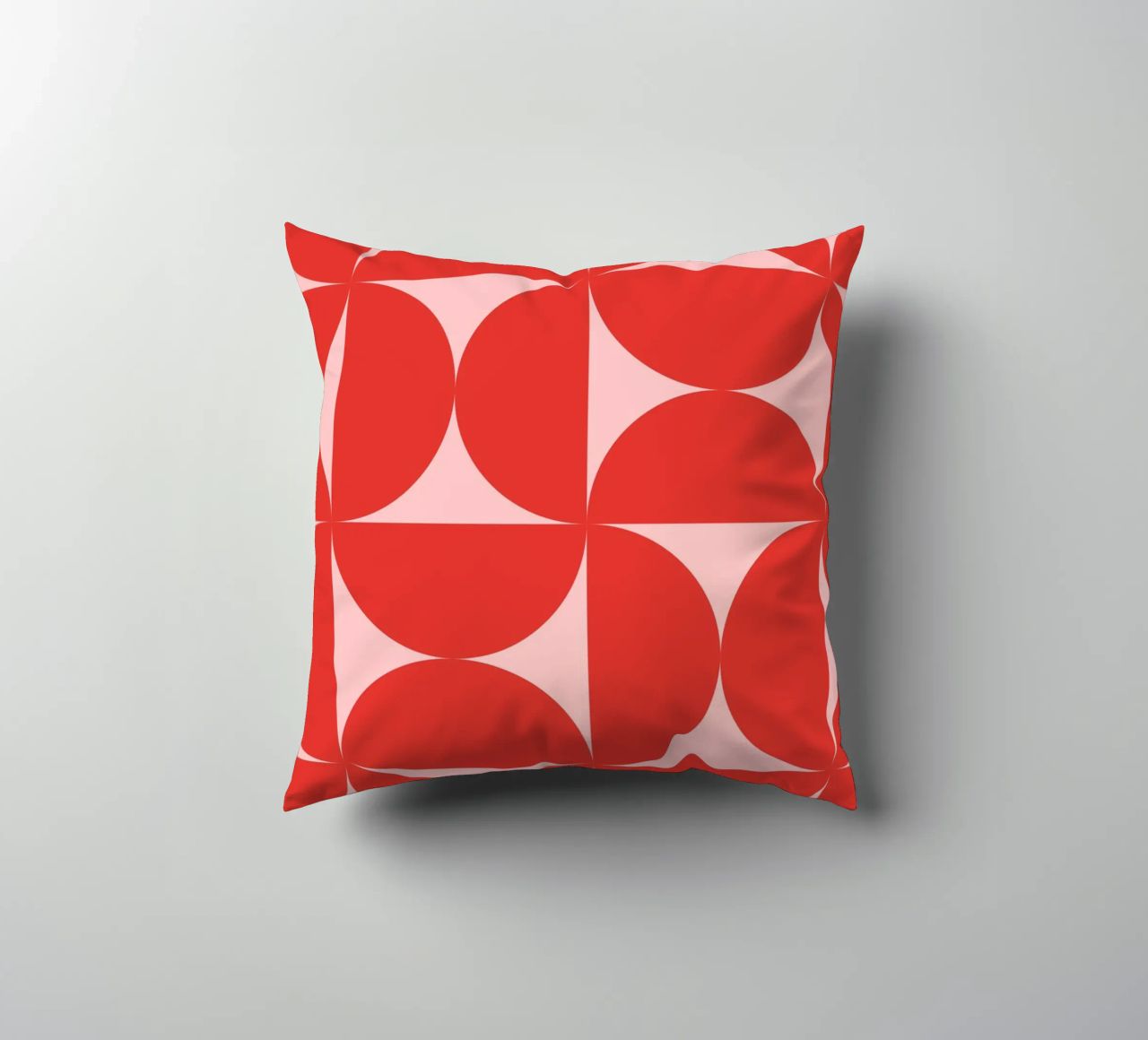 Sharp Shapes | Bold Pink & Red 70s-Inspired Art Print cuscino da PrintCessStudio
