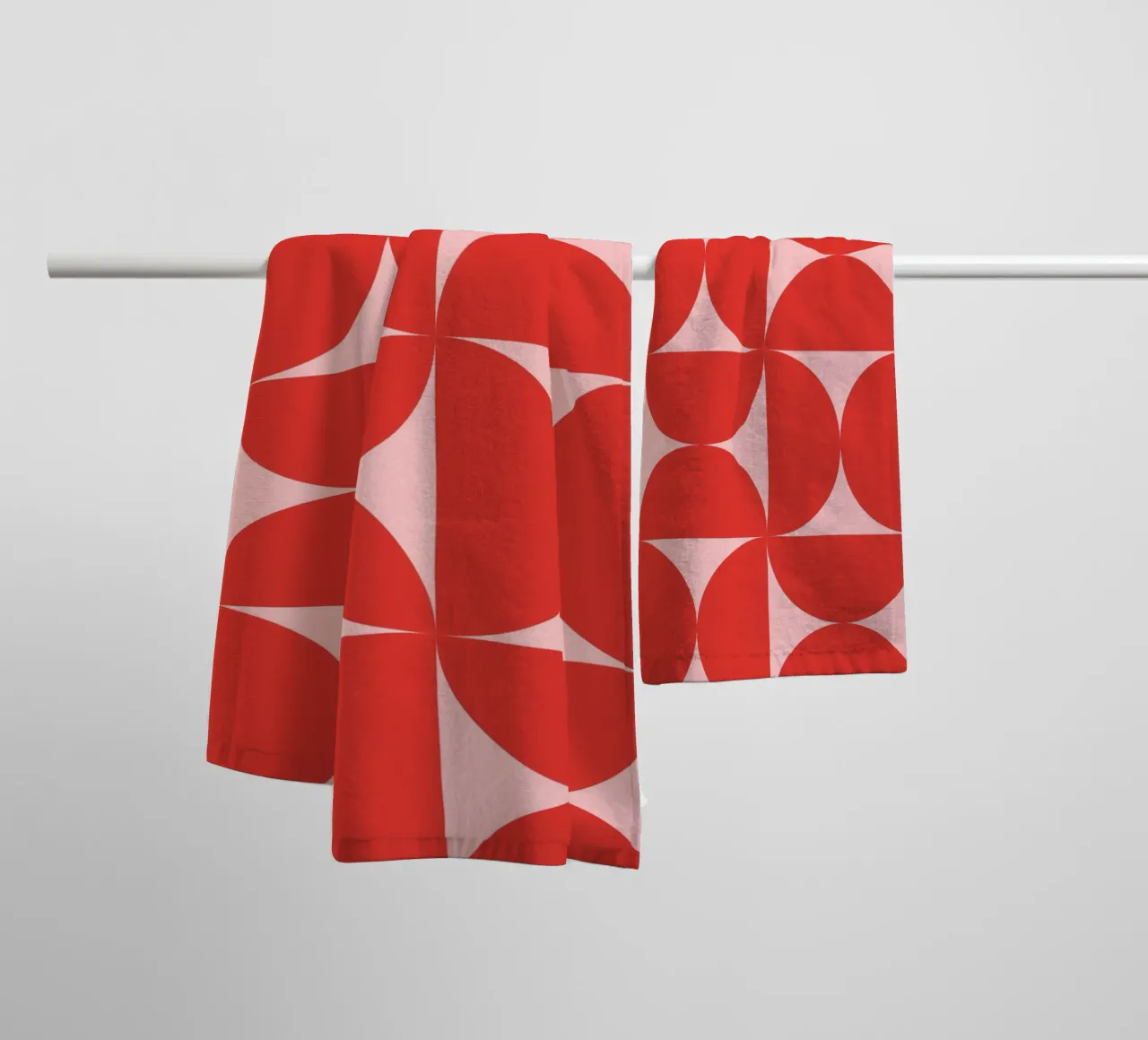 Sharp Shapes | Bold Pink & Red 70s-Inspired Art Print asciugamano da bagno da PrintCessStudio