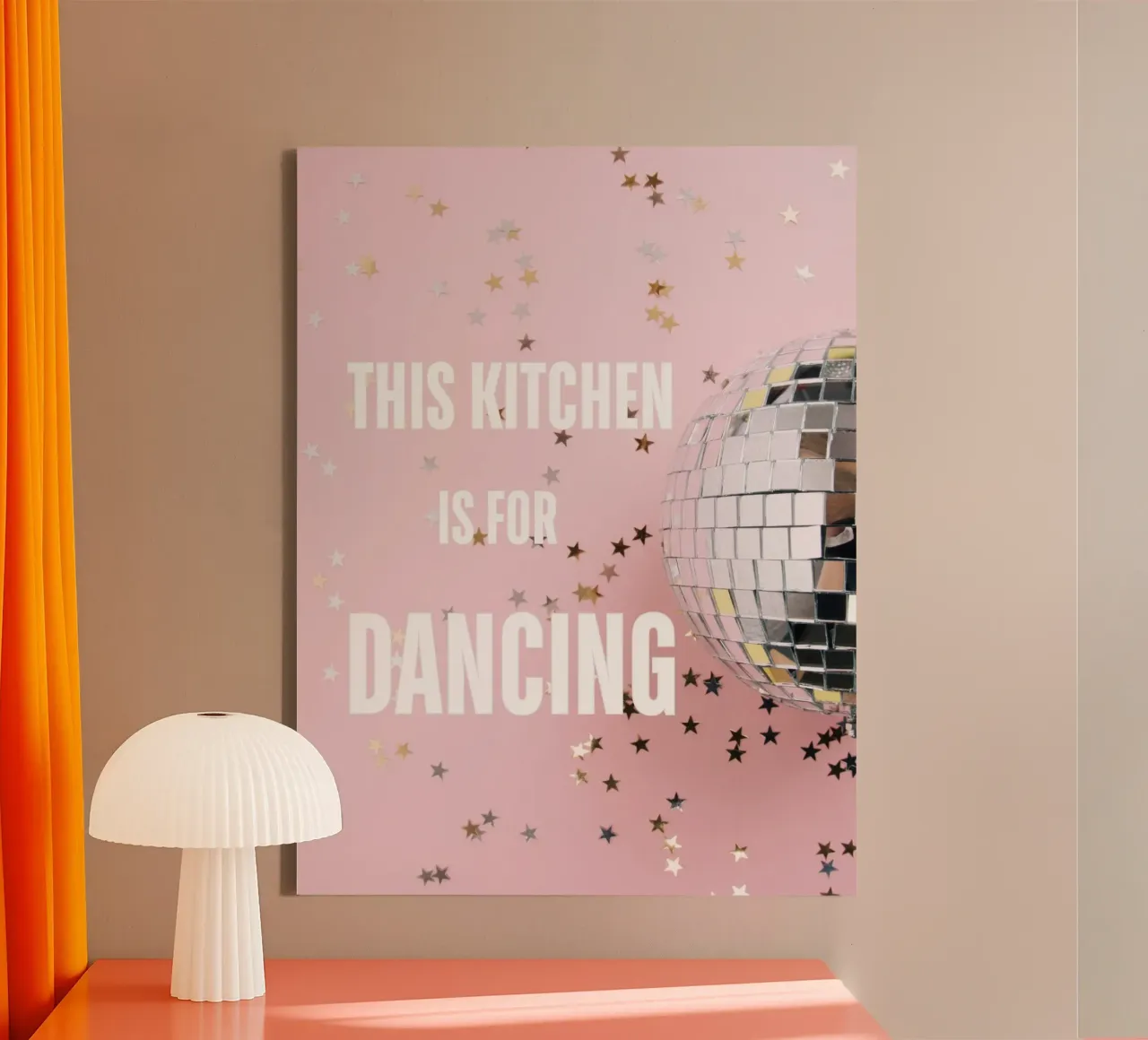 QUESTA CUCINA È PER BALLARE tela con Cornice a cassetta da ArtDesign by KBK