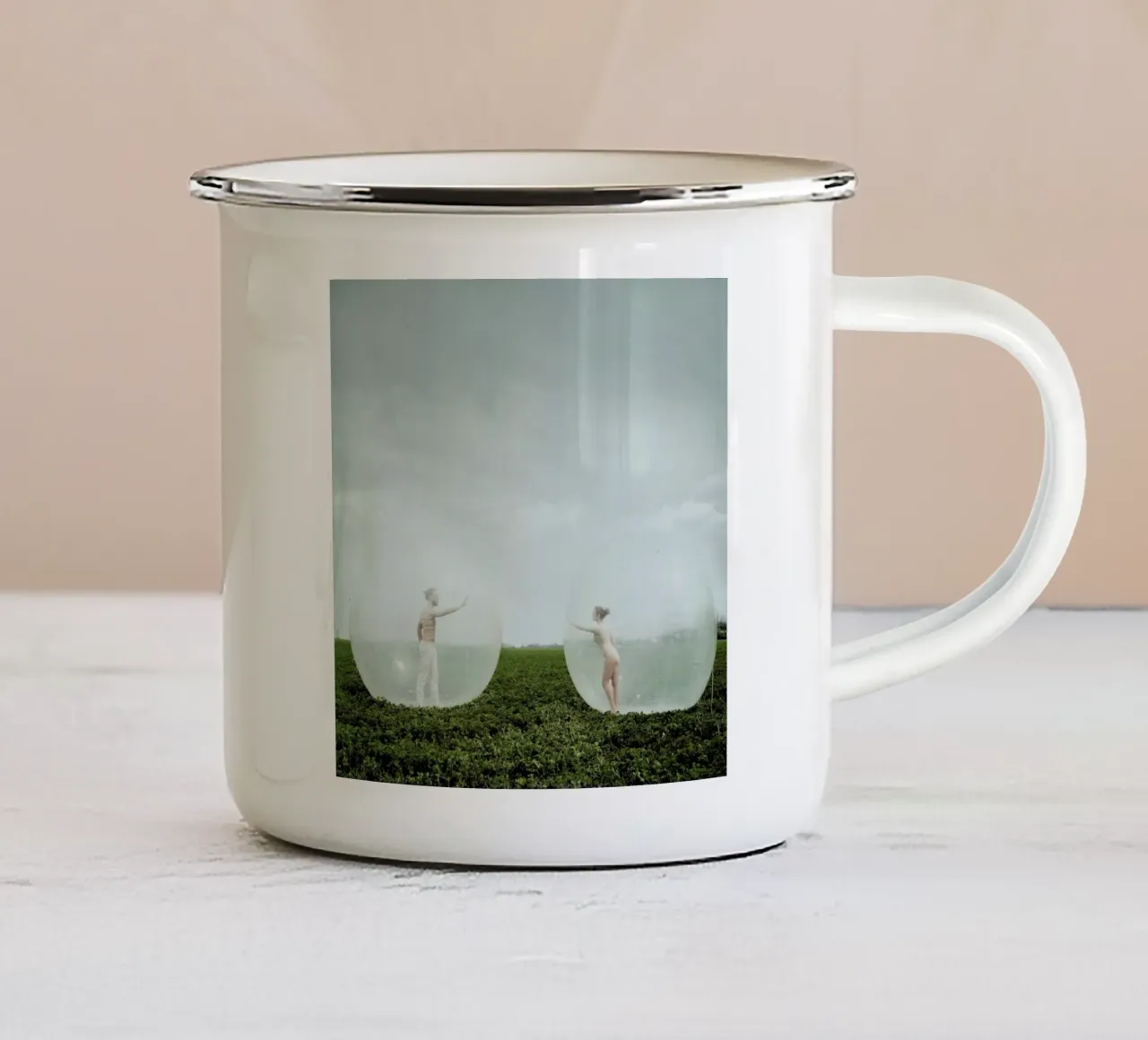 Distance tazza in smalto da Jovana Rikalo