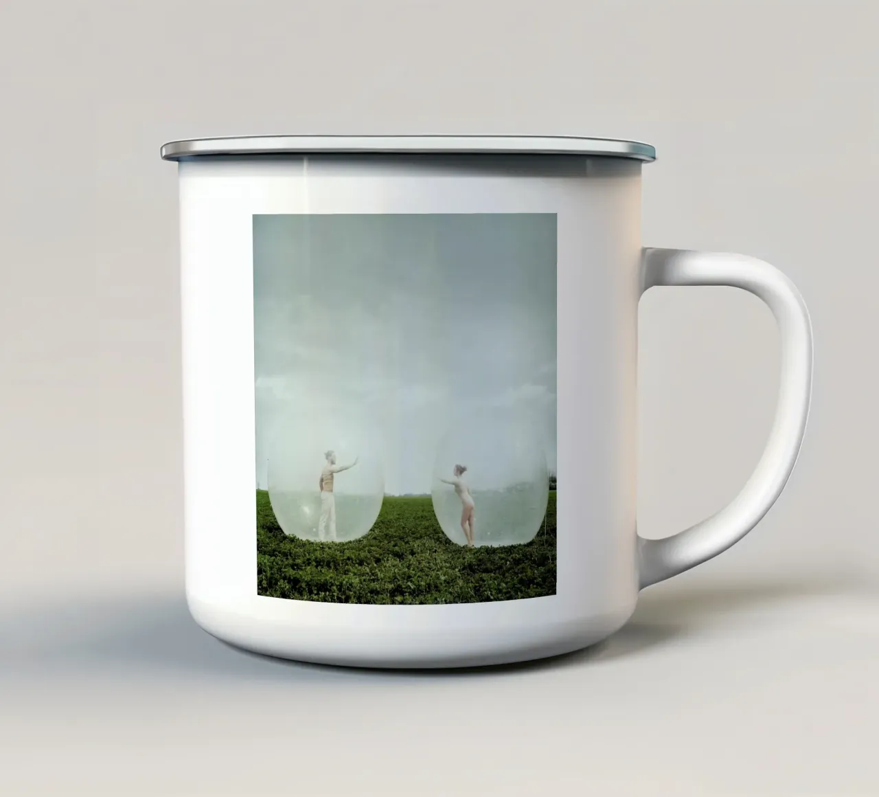 Distance tazza in smalto da Jovana Rikalo
