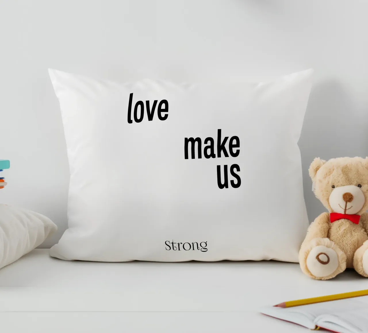 L'amore ci rende forti Tipografia cuscino da YV TYPOGRAPHY