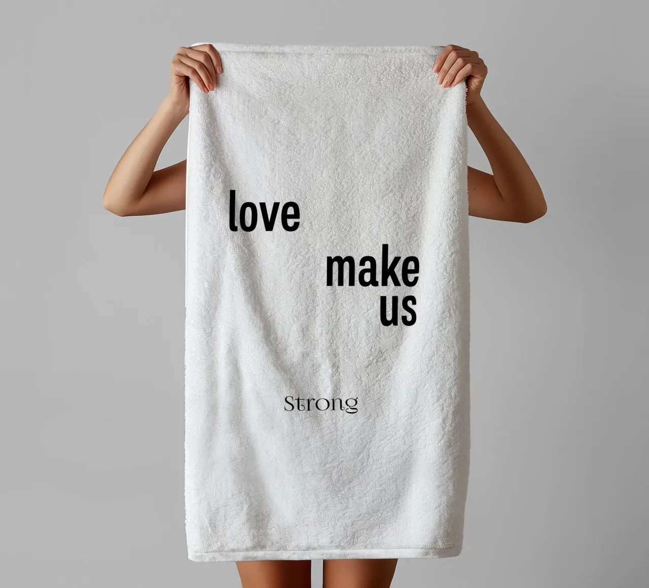 L'amore ci rende forti Tipografia asciugamano da bagno da YV TYPOGRAPHY