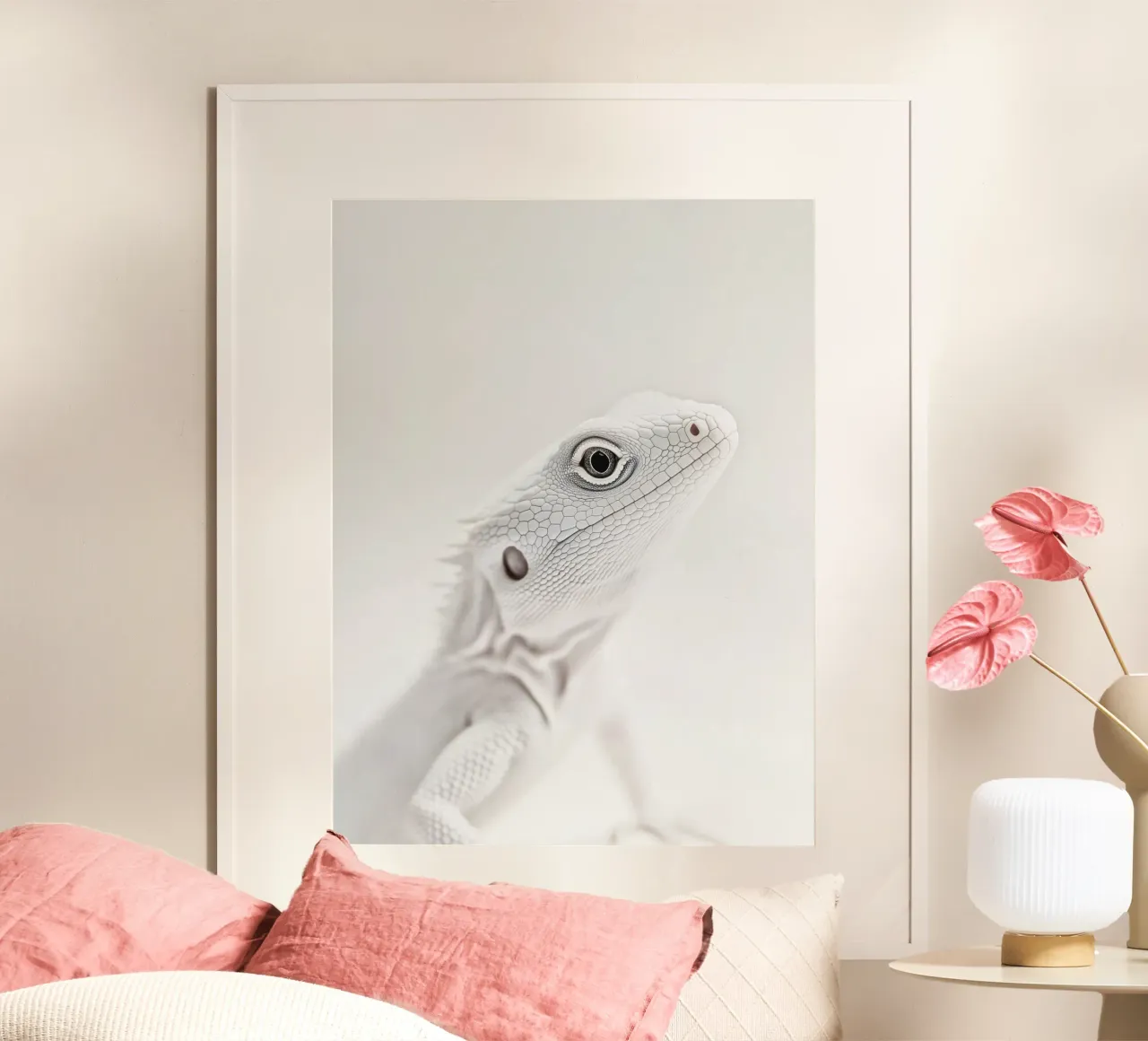 Elegante lucertola bianca poster con telaio in alluminio da Carinaprint