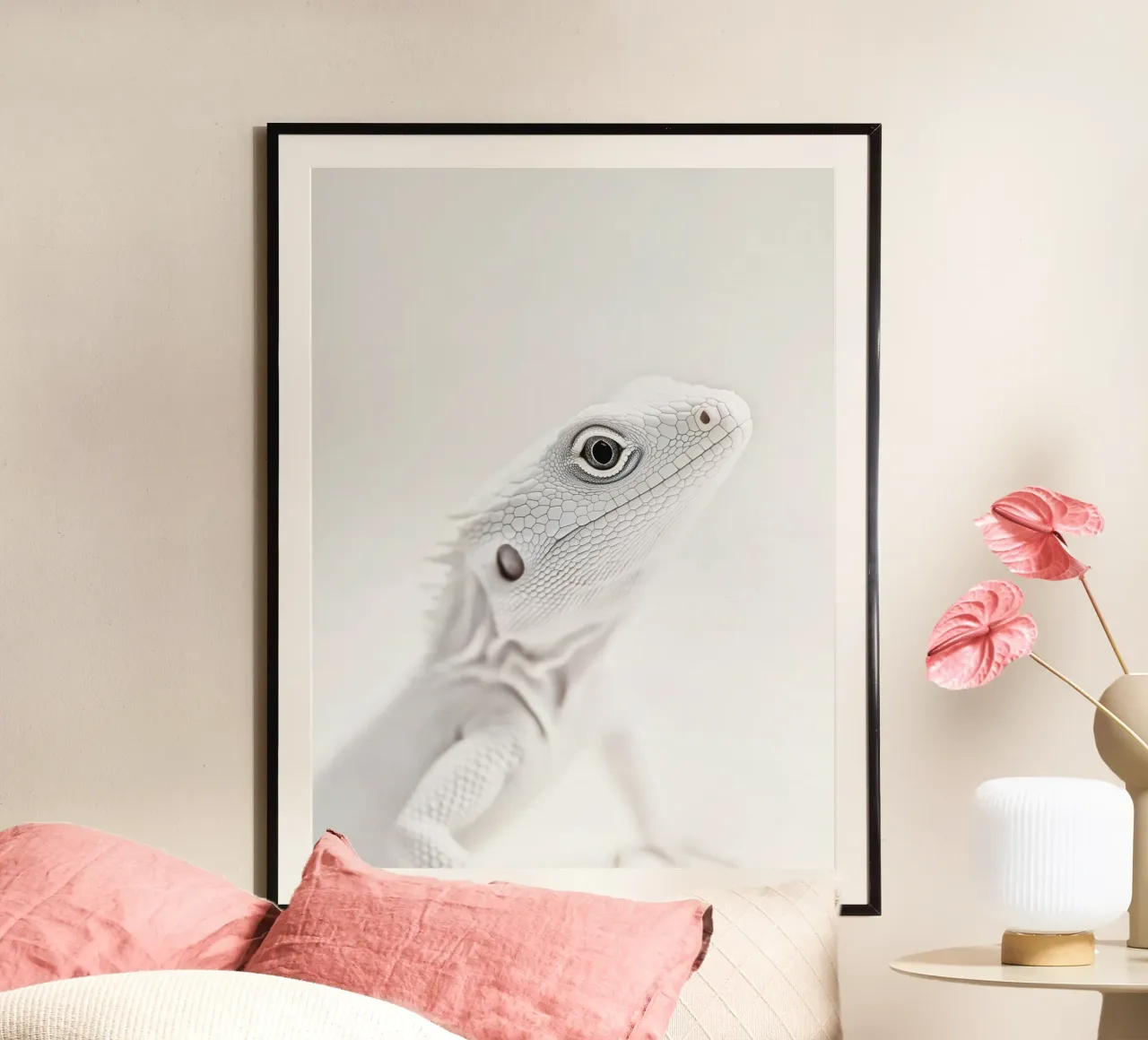 Elegante lucertola bianca poster con telaio in alluminio da Carinaprint