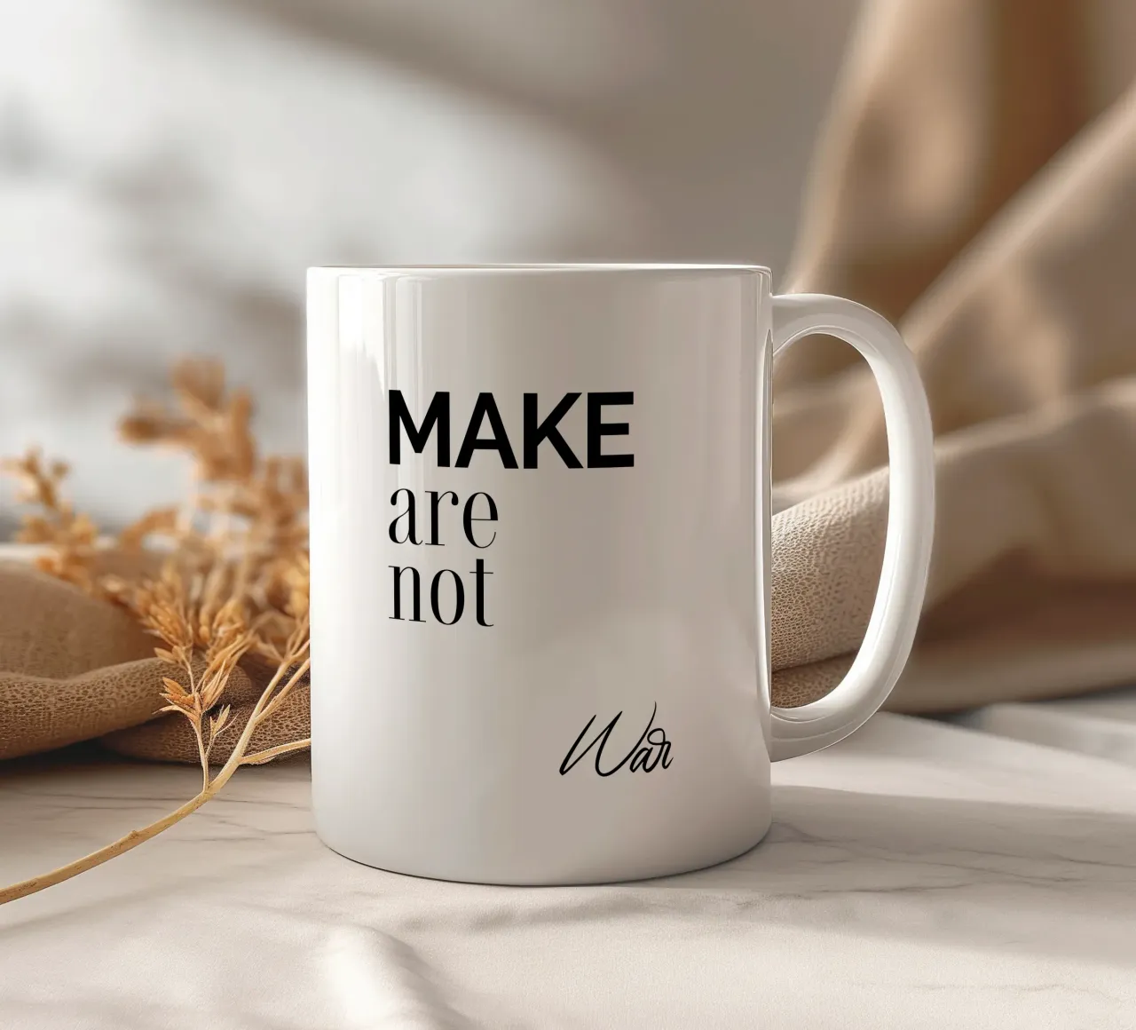 Fare non è guerra tazza in ceramica da YV TYPOGRAPHY