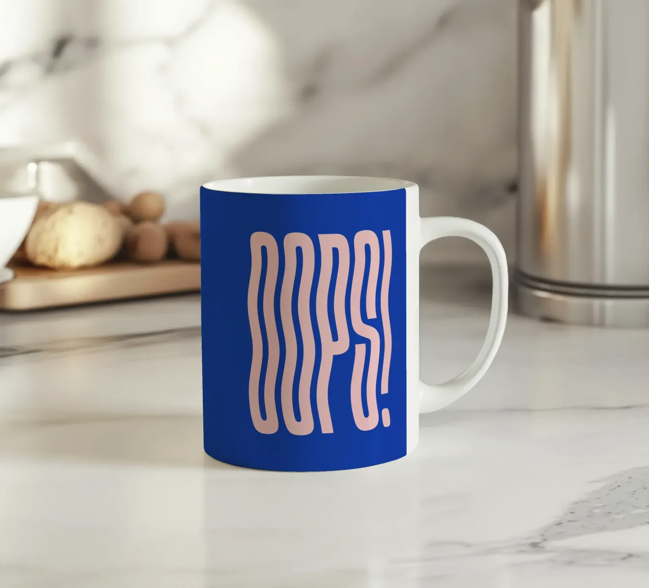 Oops welliger Text (Blauton) Keramik Tasse von Paigaam Studio