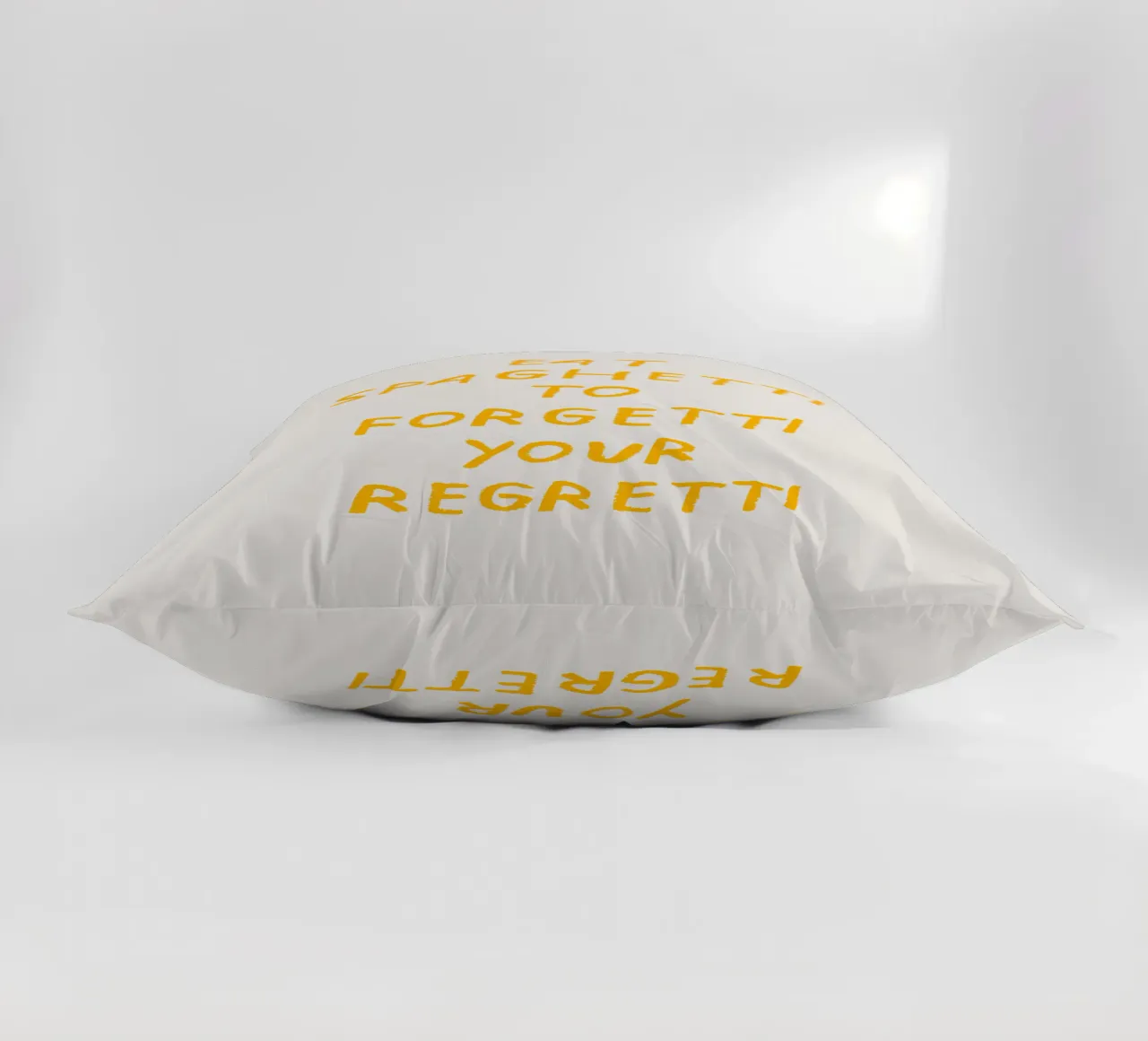 Eat spaghetti to forgetti your regretti cuscino da Vintagrafica