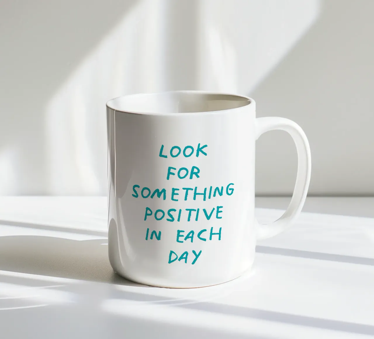 Zoek iets positiefs in elke dag keramische mok van Vintagrafica