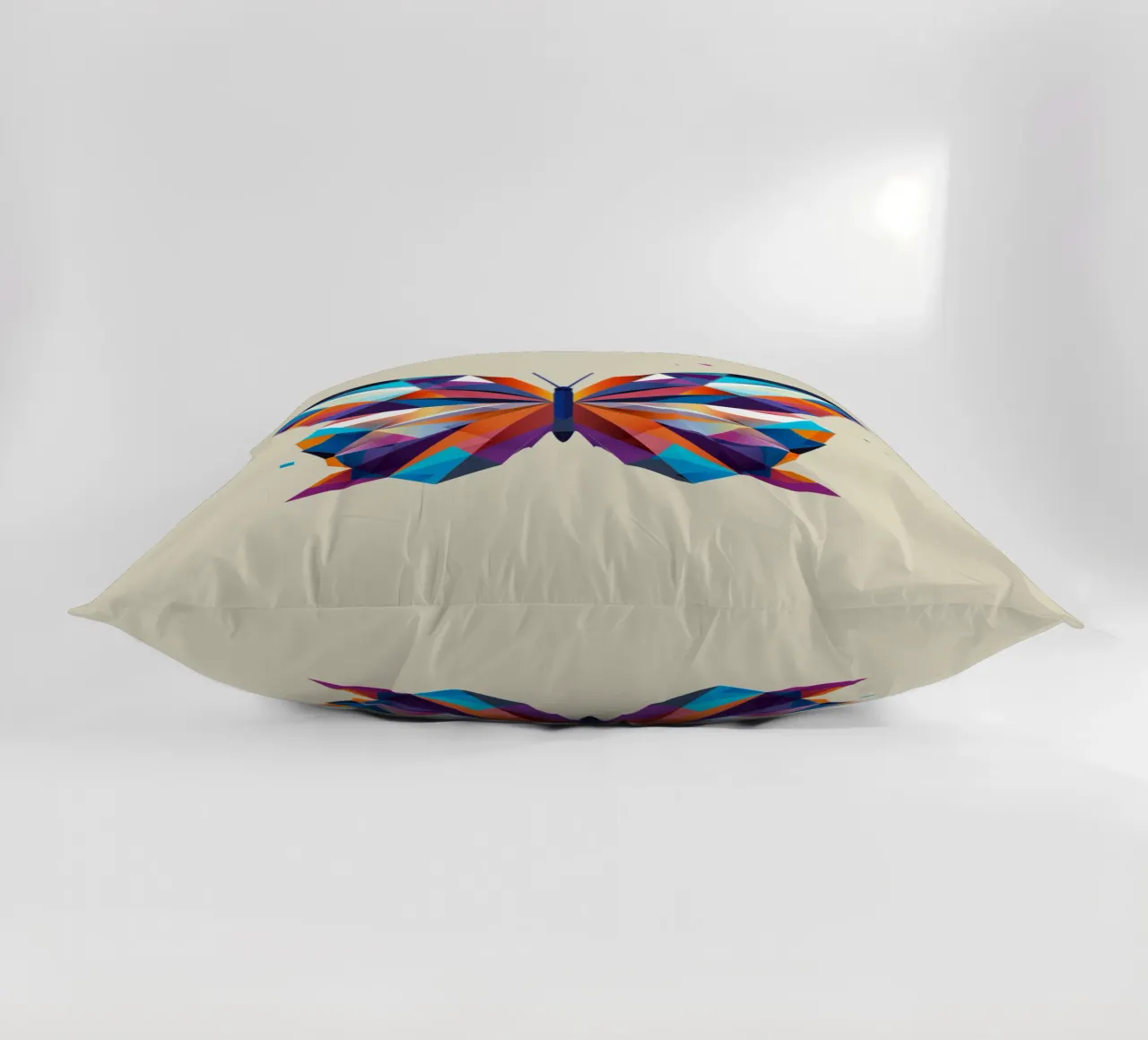 Farfalla colorata - esplosione di colori in un disegno geometrico cuscino da namosh