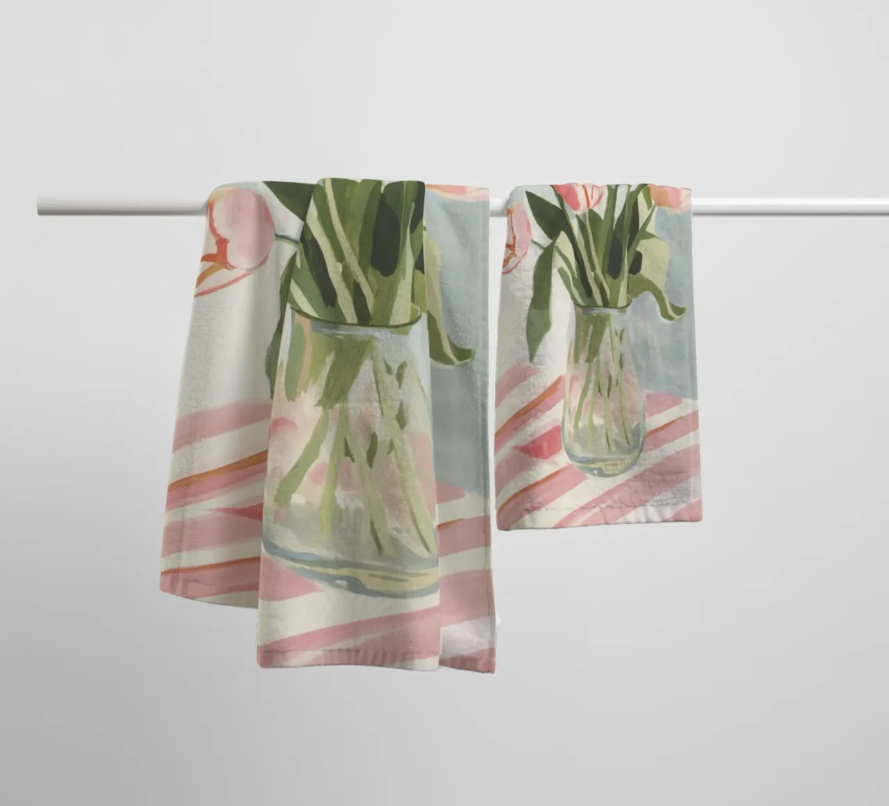 Roze tulpenboeket in glazen vaas badhanddoek van Melloi Art Print