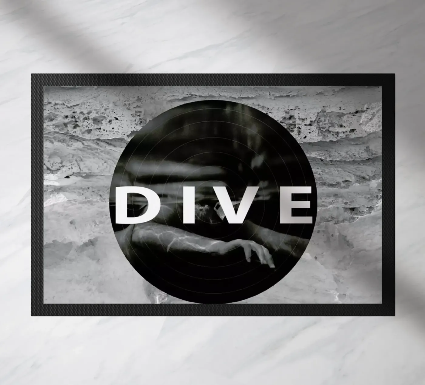 Dive Fußmatte von Nicolas Messaritis