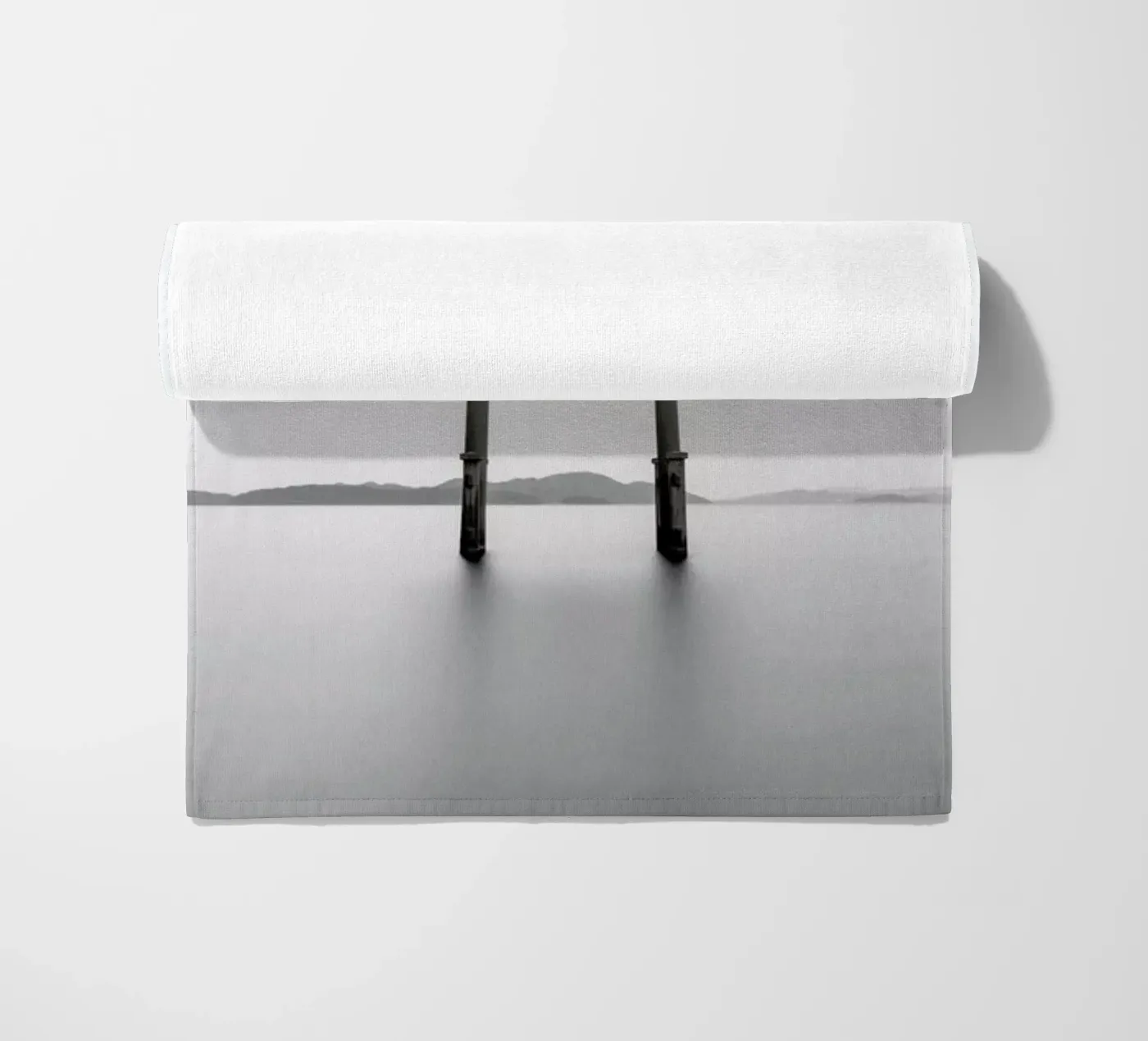 Gate Strandtuch von Nordic Creators