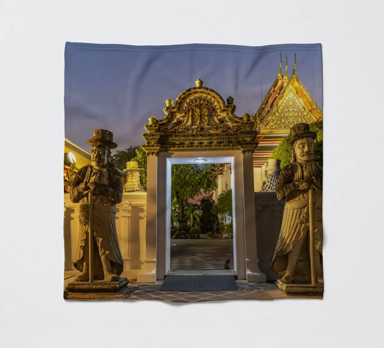 Tempelwächter in Bangkok coperta in pile da Reisefotografie - Bilder aus aller Welt