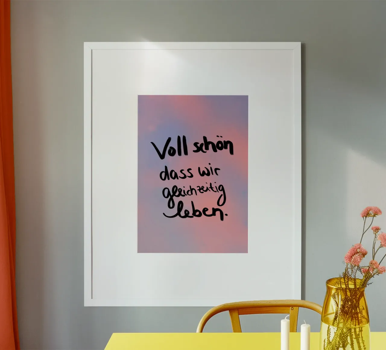 Voll schön dass wir gleichzeitig leben poster con telaio in legno da Hej Ibiza by Ute Arnold