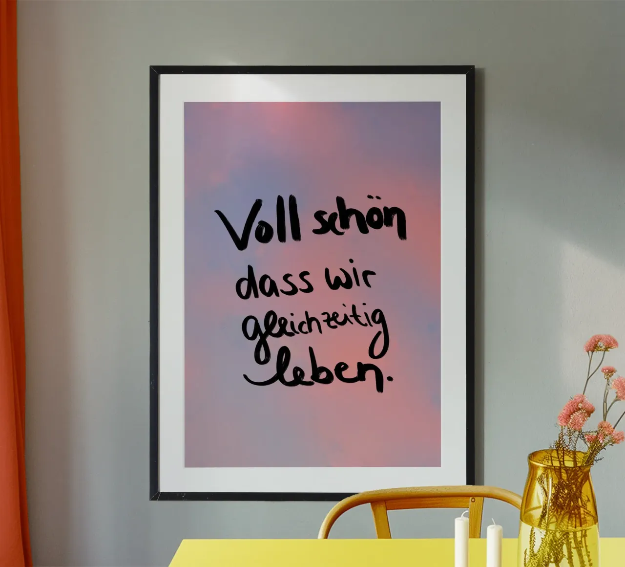 Voll schön dass wir gleichzeitig leben poster con telaio in legno da Hej Ibiza by Ute Arnold