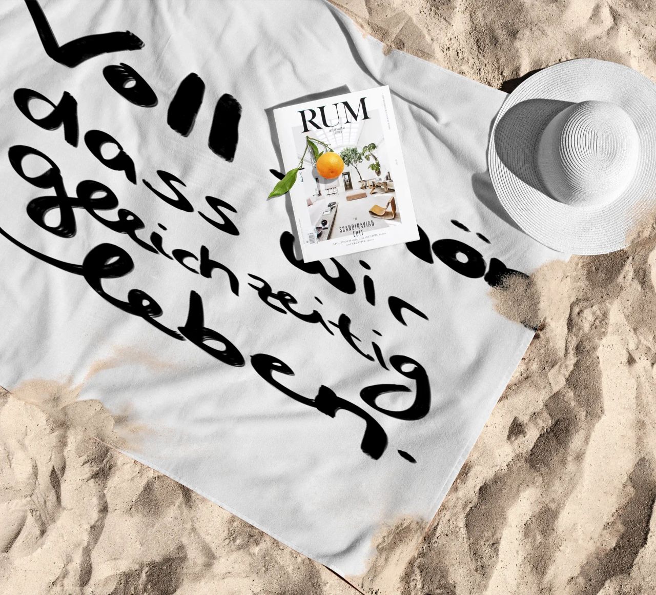 voll schön dass wir gleichzeitig leben ! serviette de plage de Hej Ibiza by Ute Arnold
