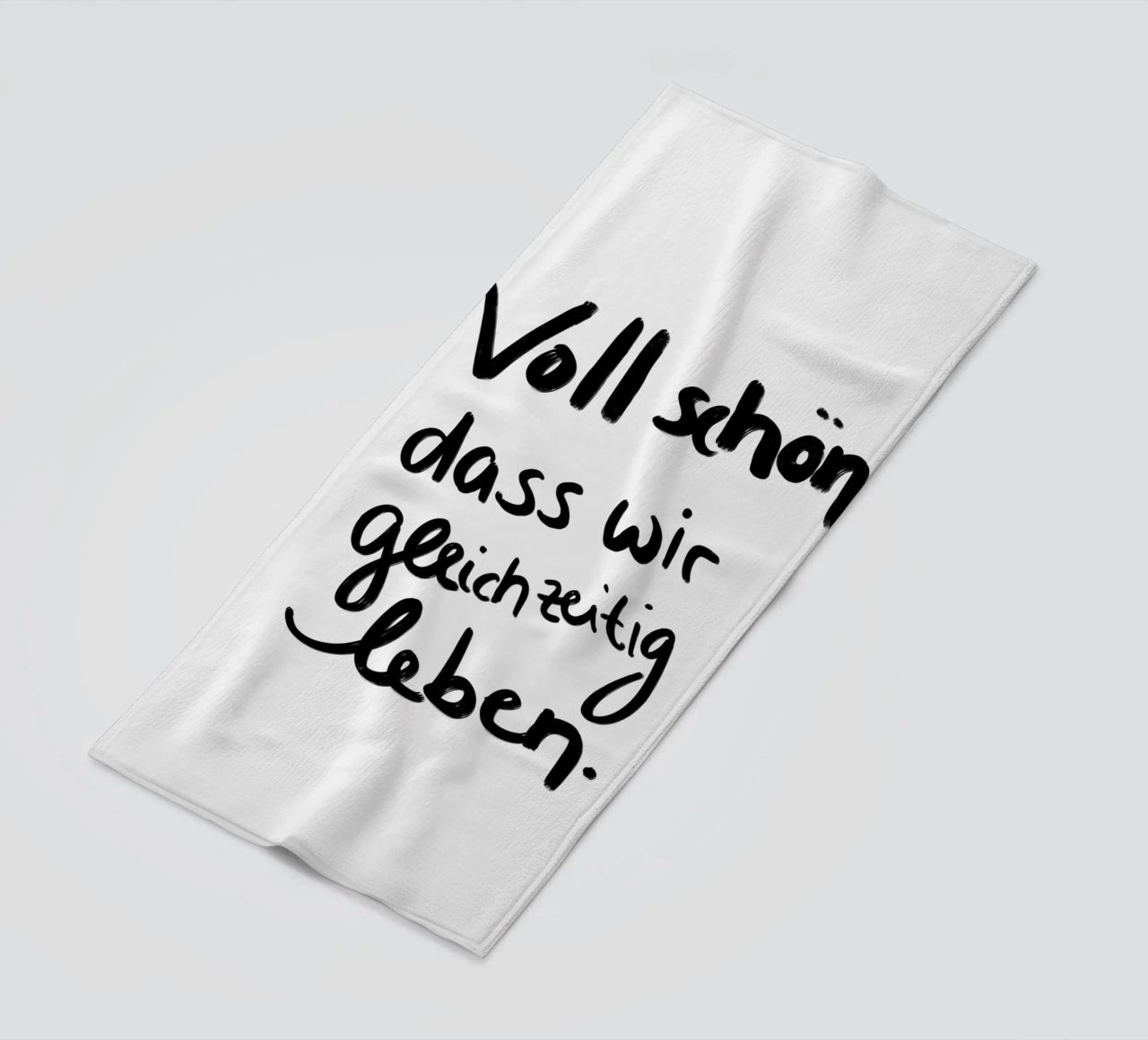voll schön dass wir gleichzeitig leben ! serviette de plage de Hej Ibiza by Ute Arnold