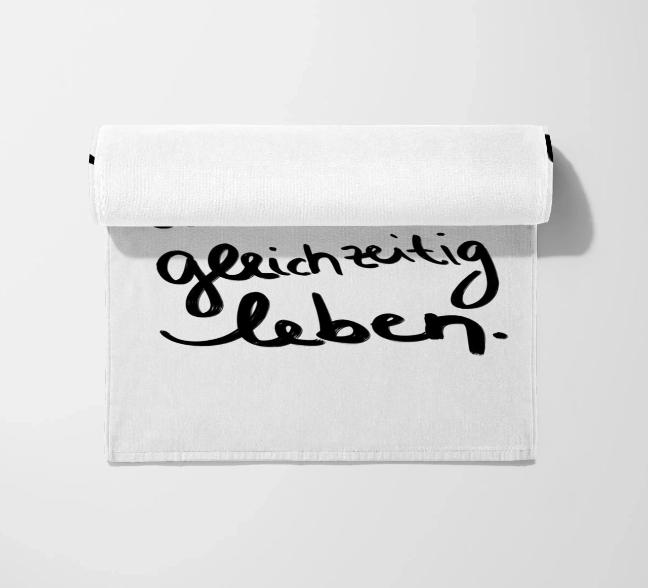 voll schön dass wir gleichzeitig leben ! serviette de plage de Hej Ibiza by Ute Arnold