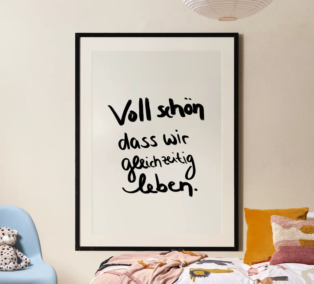 voll schön dass wir gleichzeitig leben ! poster con telaio in alluminio da Hej Ibiza by Ute Arnold