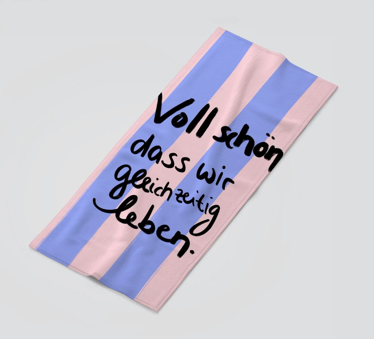 Voll schön dass wir gleichzeitig leben. serviette de plage de Hej Ibiza by Ute Arnold