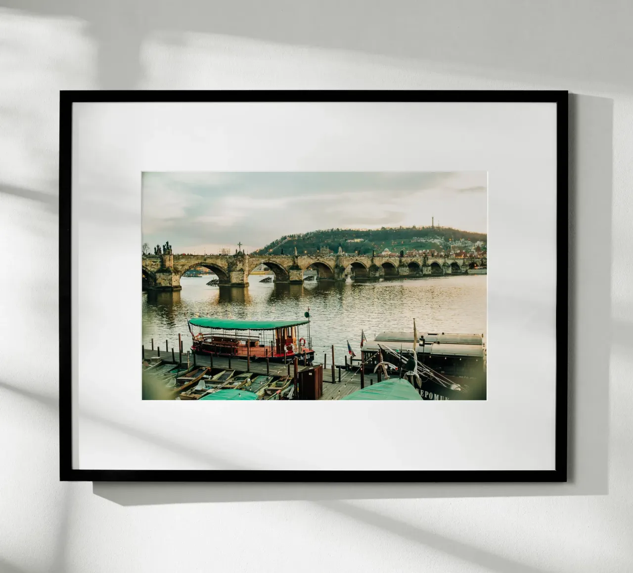 Praga, Ponte Carlo - Tramonto sul fiume Moldava poster con telaio in alluminio da Bold and Retro