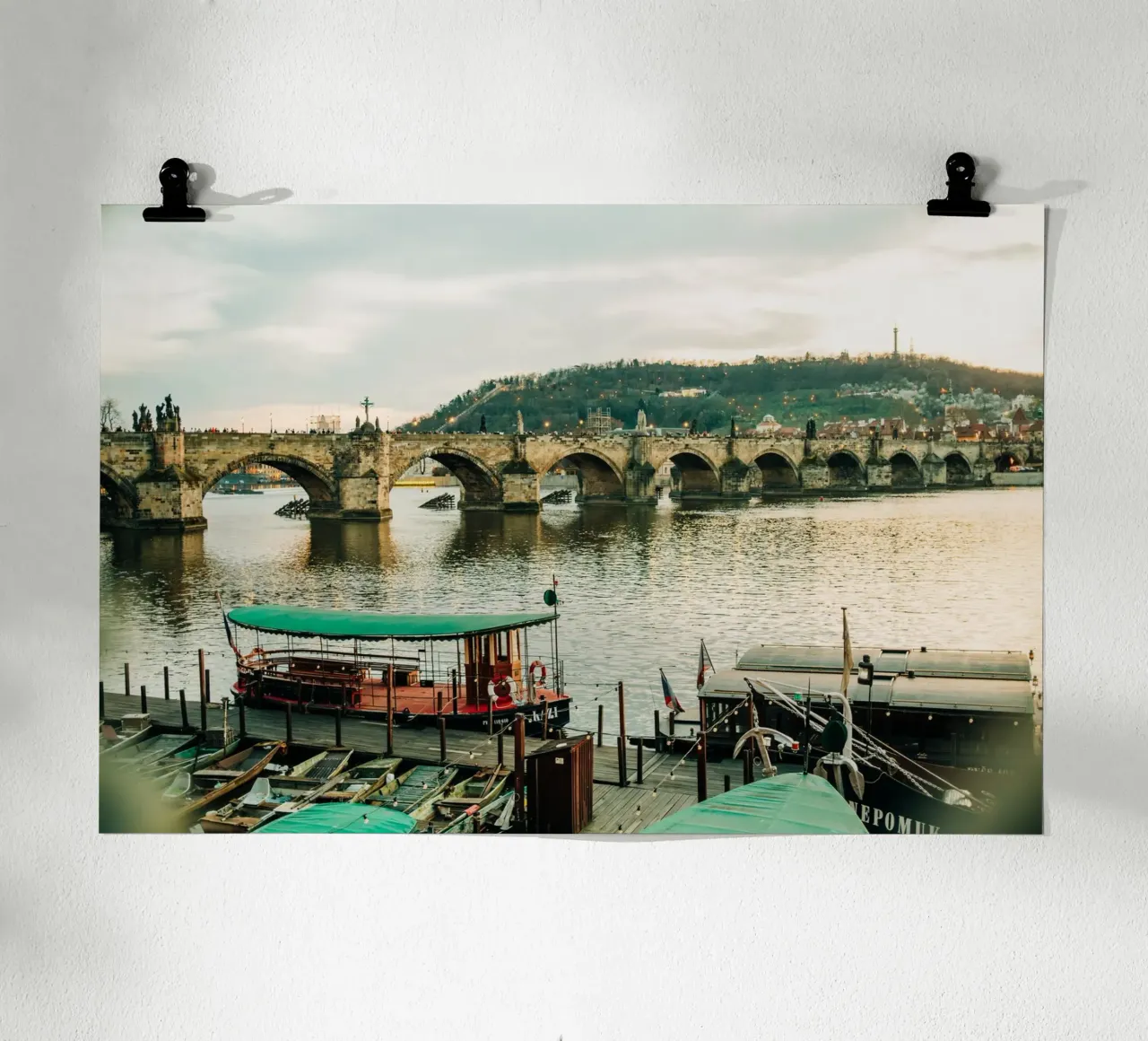 Praga, Ponte Carlo - Tramonto sul fiume Moldava poster con telaio in alluminio da Bold and Retro