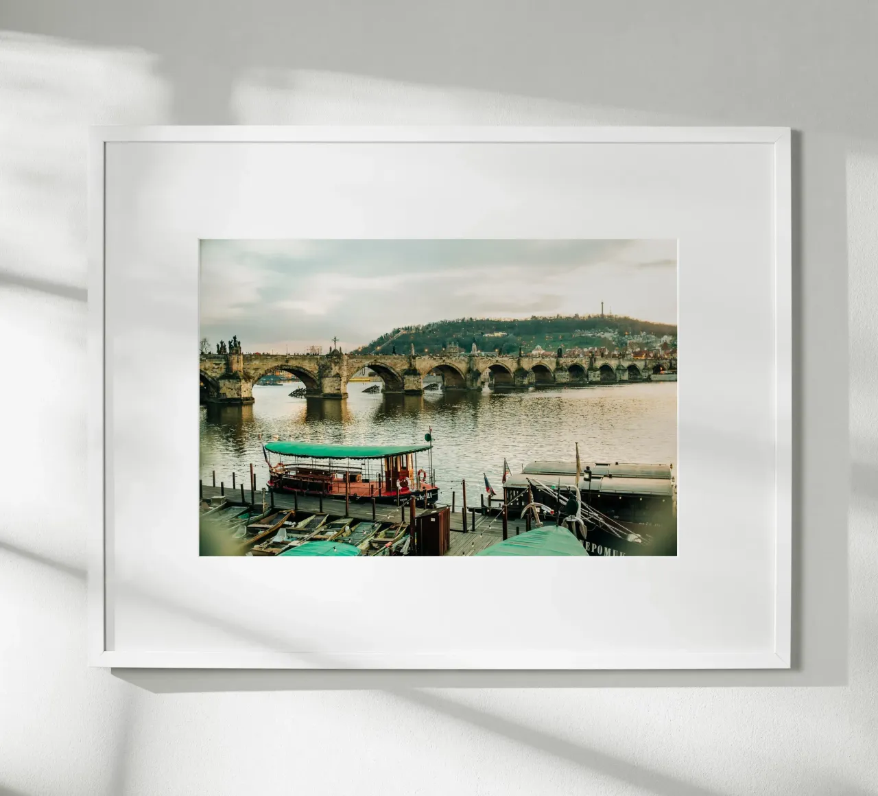 Praga, Ponte Carlo - Tramonto sul fiume Moldava poster con telaio in alluminio da Bold and Retro