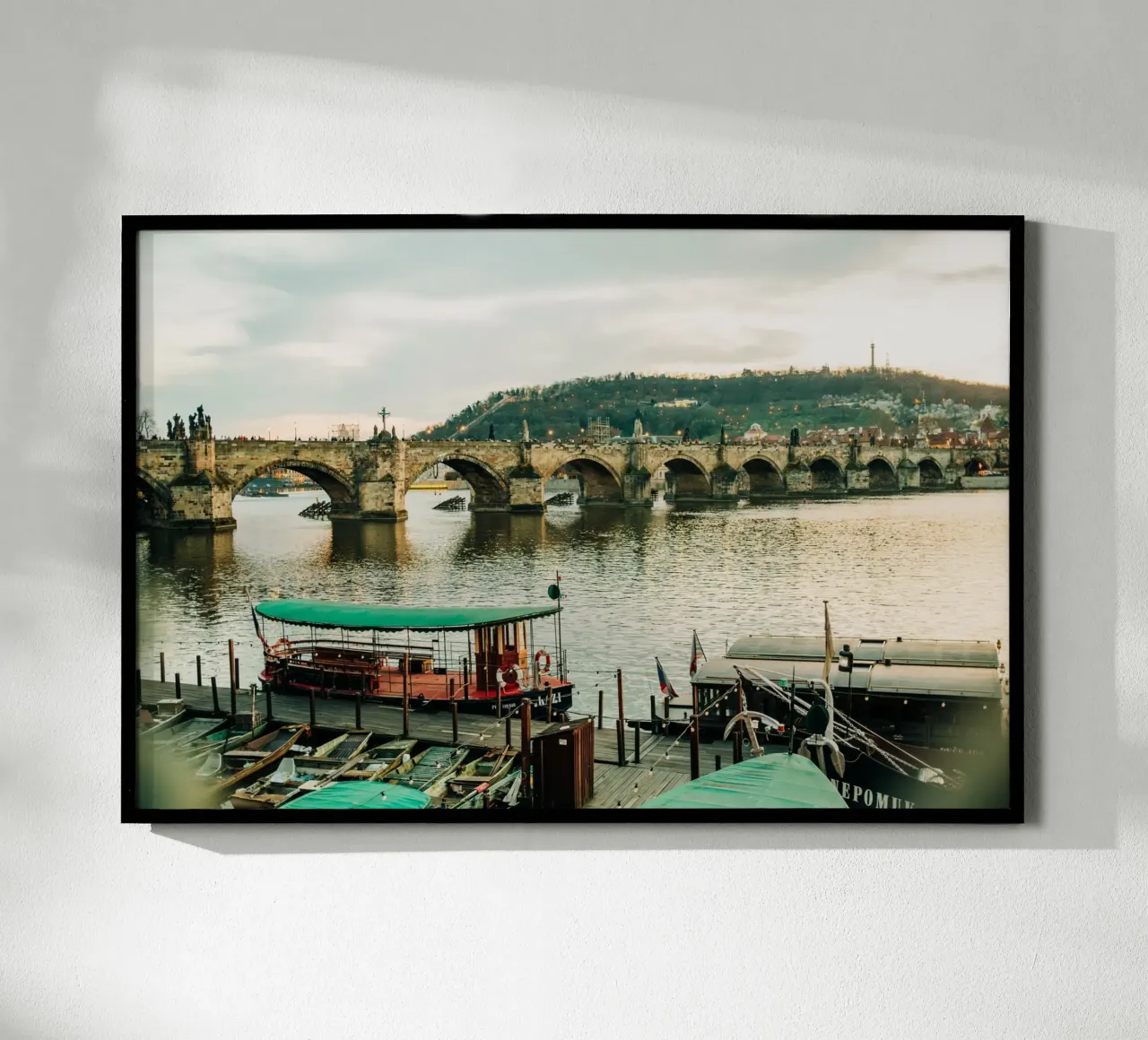 Praga, Ponte Carlo - Tramonto sul fiume Moldava poster con telaio in alluminio da Bold and Retro
