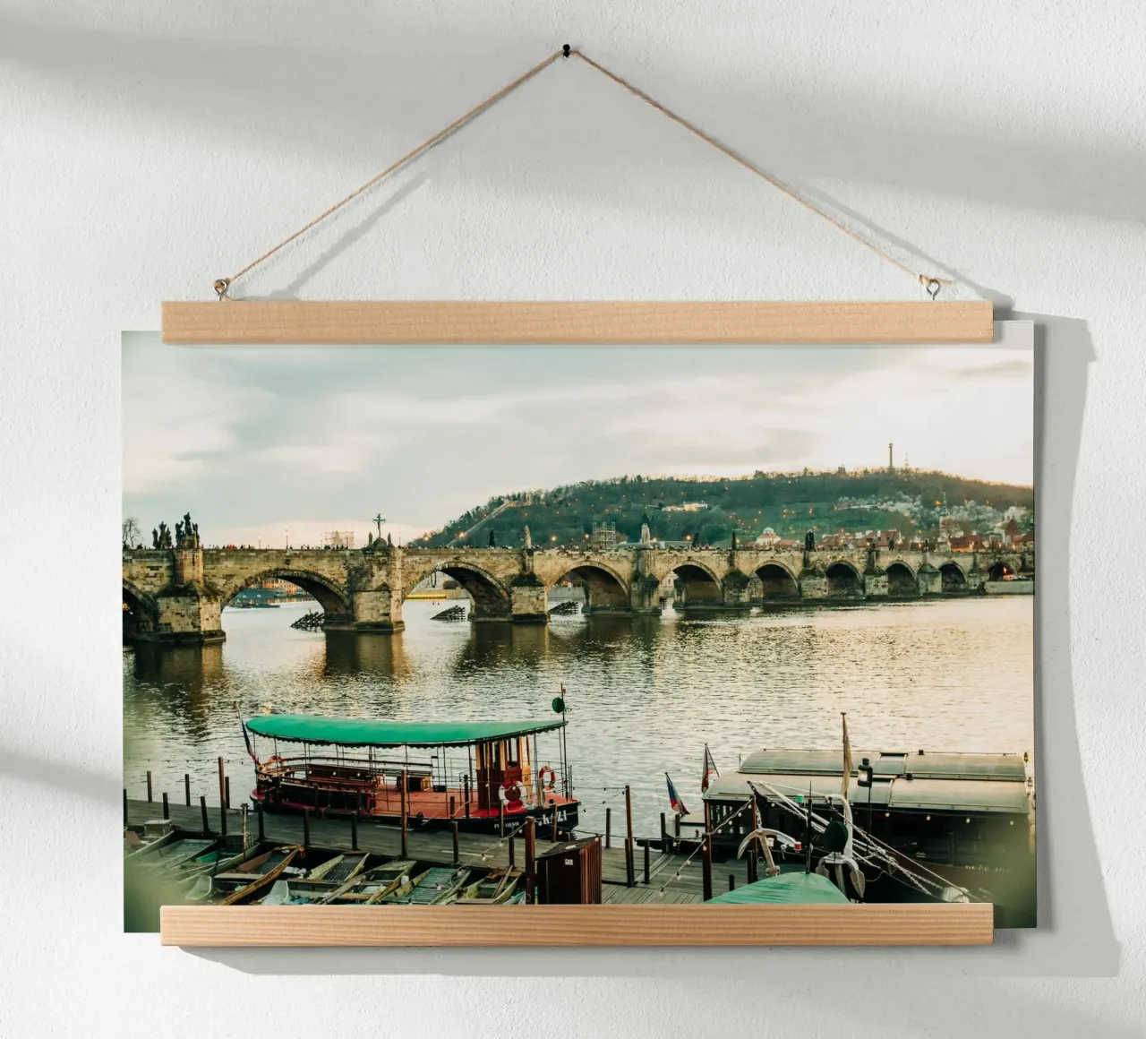 Praga, Ponte Carlo - Tramonto sul fiume Moldava poster con telaio in alluminio da Bold and Retro