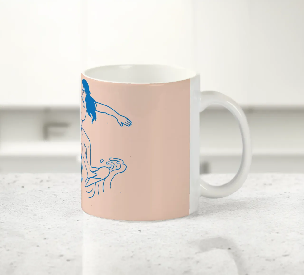 Ragazze che fanno surf tazza in ceramica da Gunawan Rb