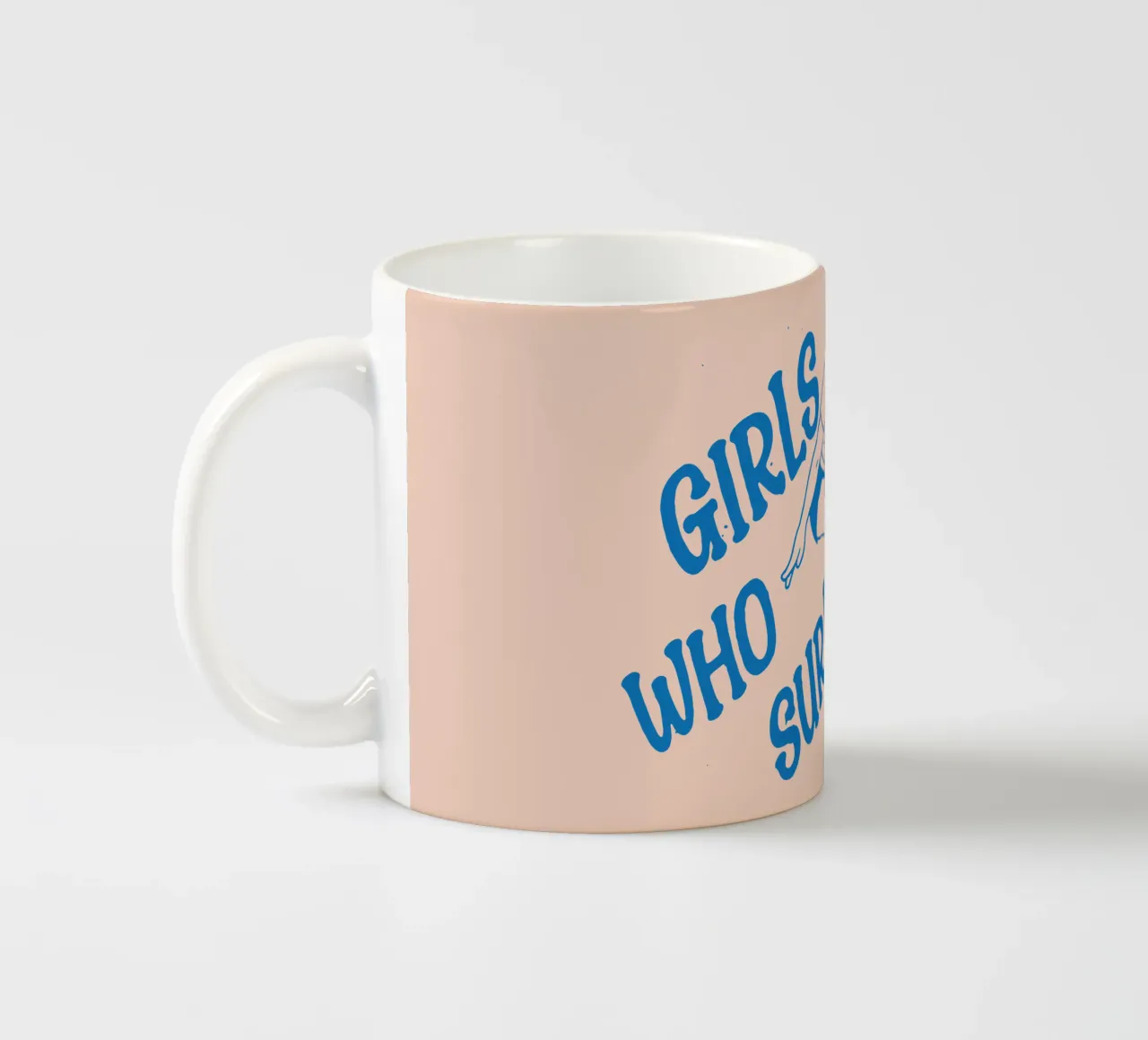 Ragazze che fanno surf tazza in ceramica da Gunawan Rb