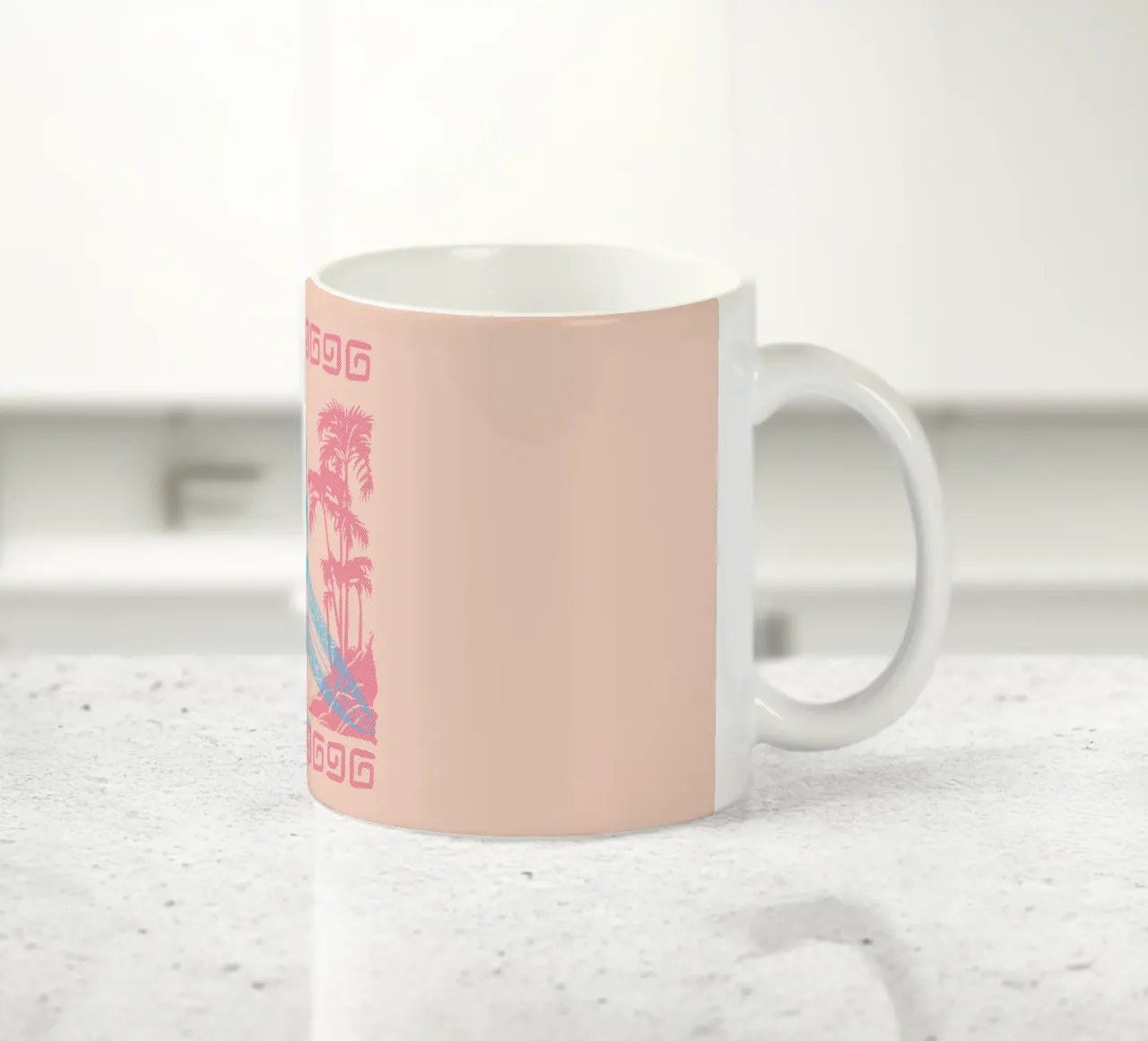 Ragazze che fanno surf in spiaggia tazza in ceramica da Gunawan Rb