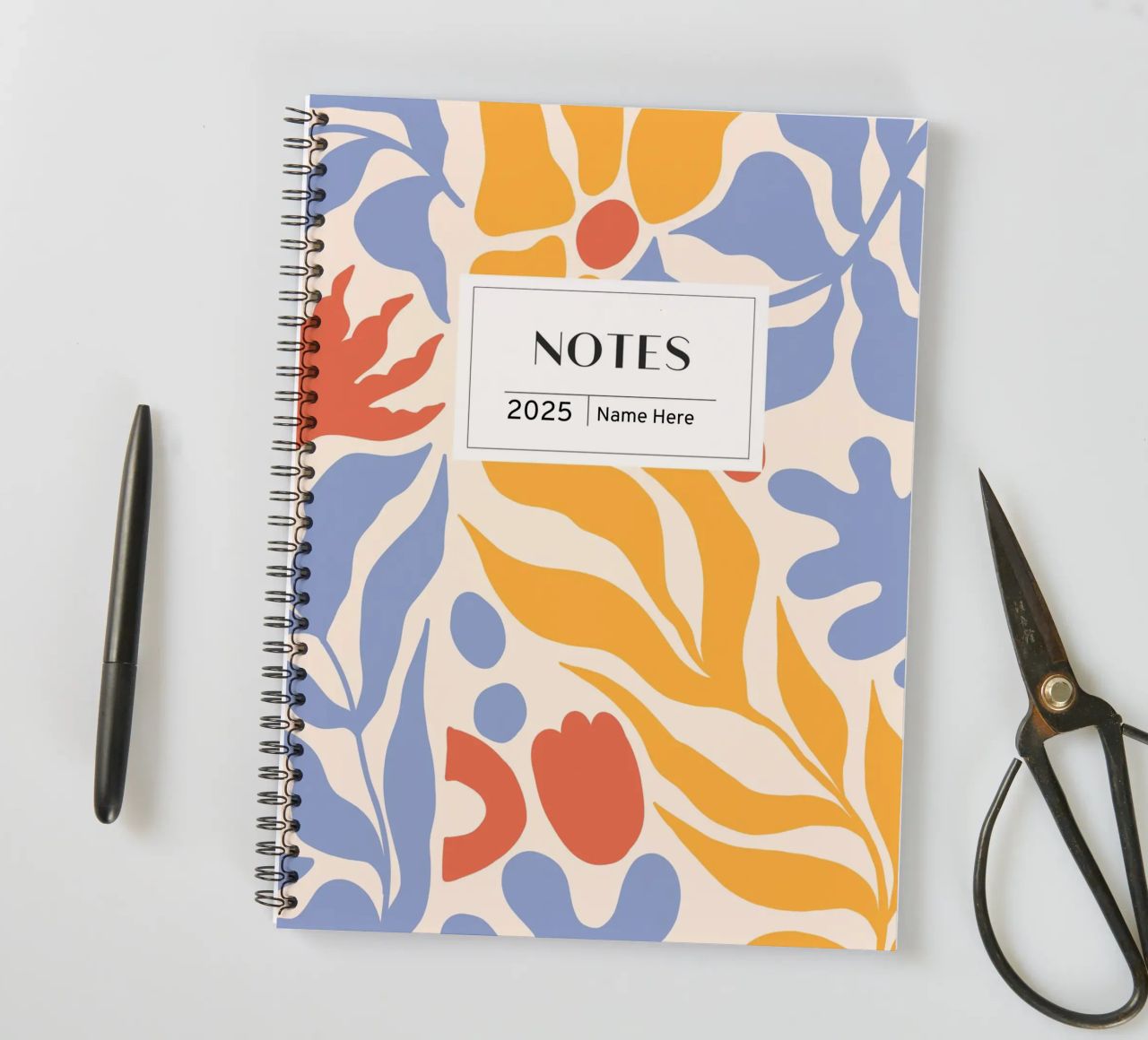 Dagboek met bloemen, Scandi Ontwerp, Jaarboek met eigen naam notitieboek met spiraal van Peaches Art Prints