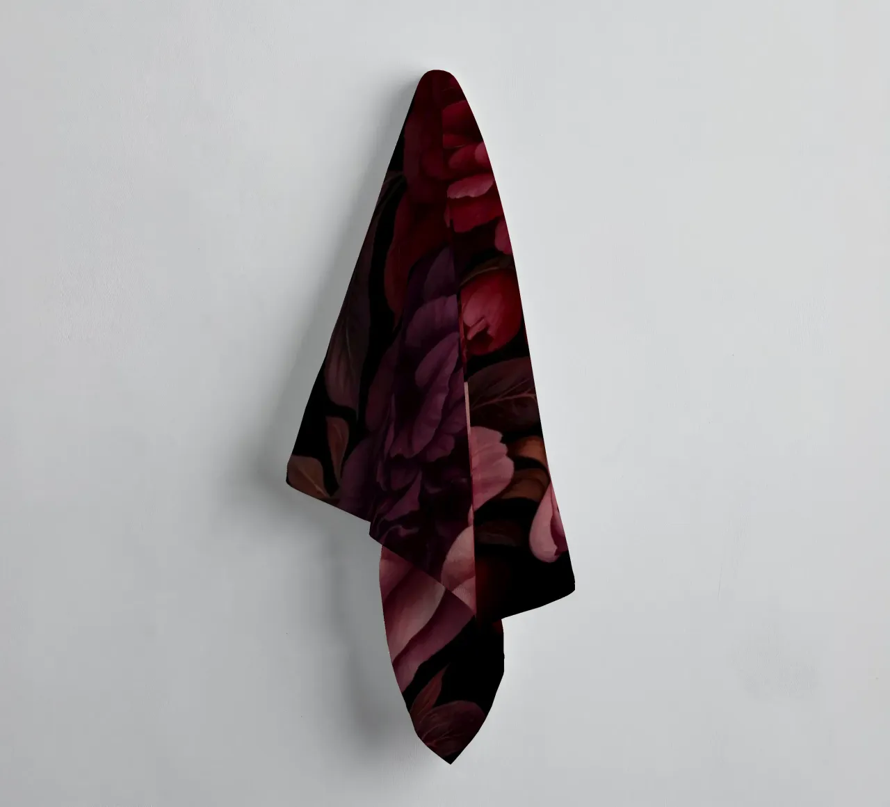 Grandezza vittoriana Fiori grandi rosso borgogna asciugamano da bagno da Andrea Haase Floral Passion