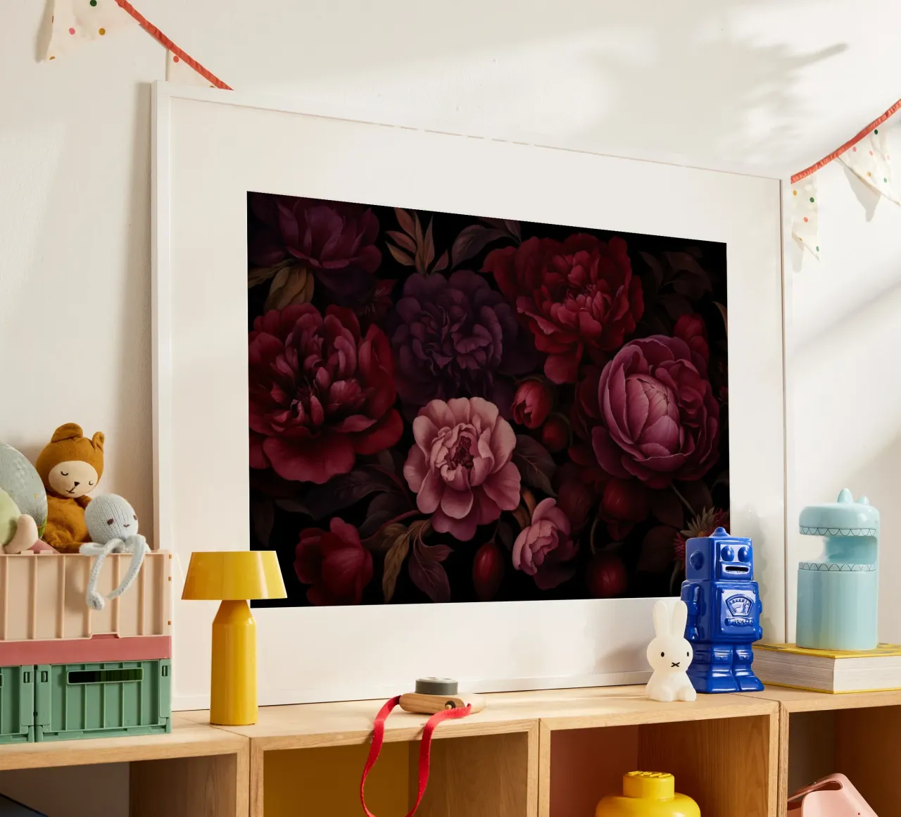 Grandezza vittoriana Fiori grandi rosso borgogna poster con telaio in legno da Andrea Haase Floral Passion