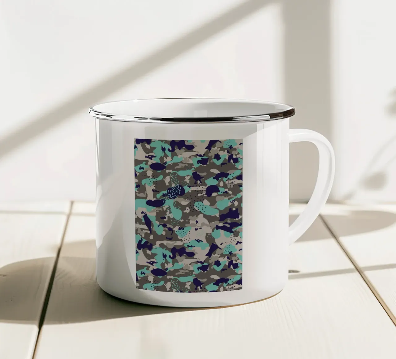 UN/HIDE - Camo Akhdir Emaille Tasse von Arthelps gGmbH