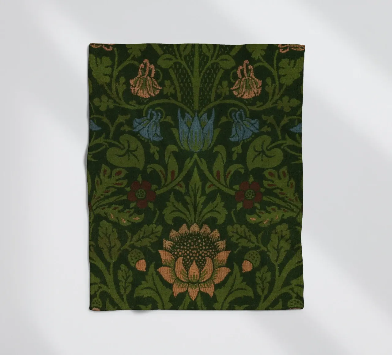 William Morris - Violetta e aquilegia, dettaglio coperta in pile da William Store