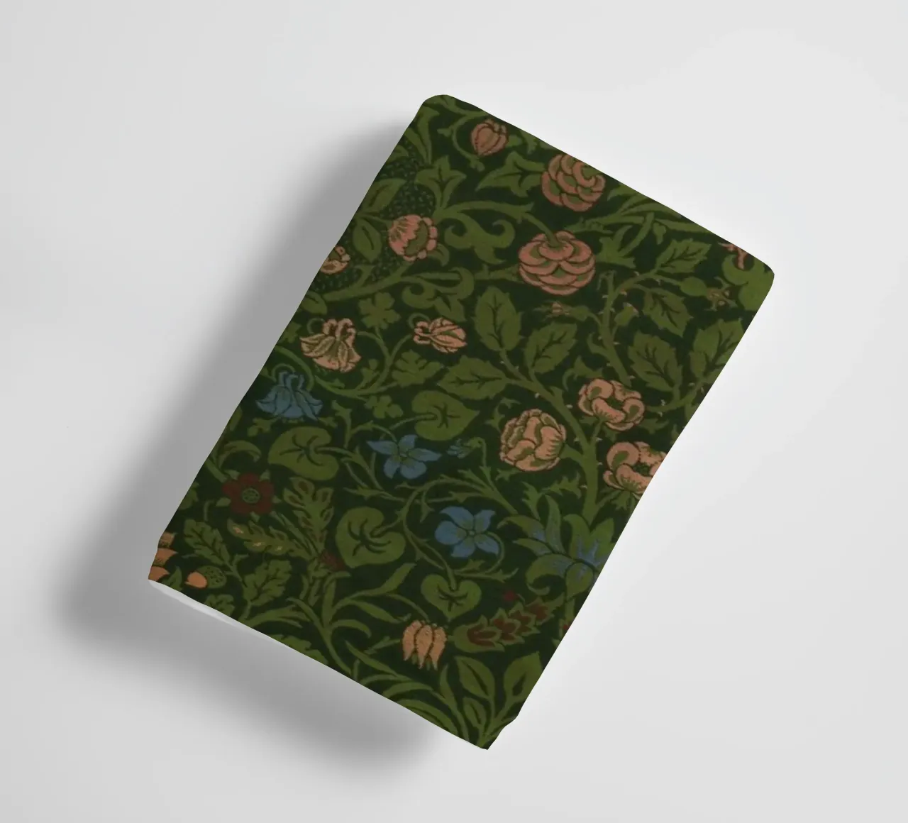 William Morris - Viola e aquilegia asciugamano da bagno da William Store